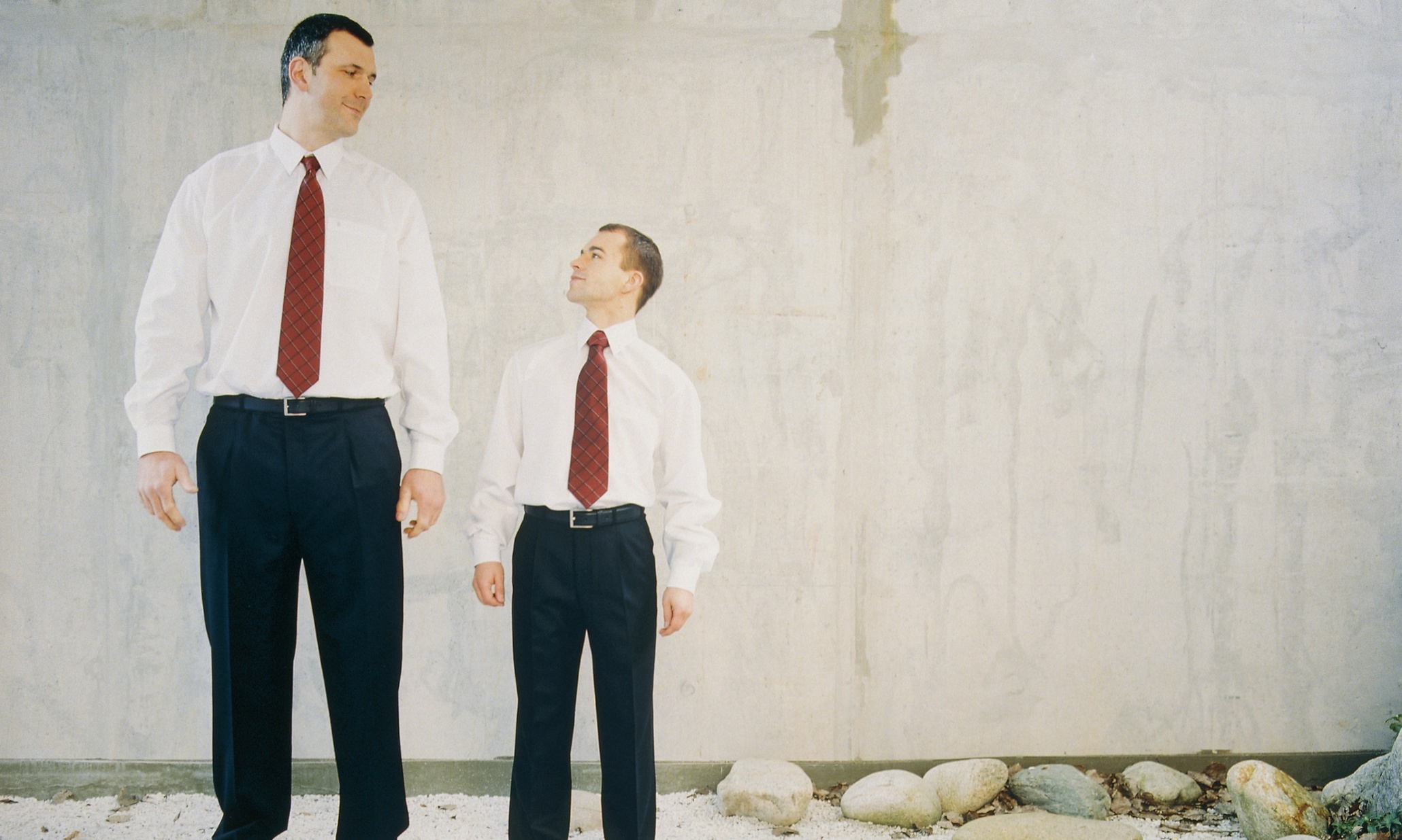 Tall and small man next to each other