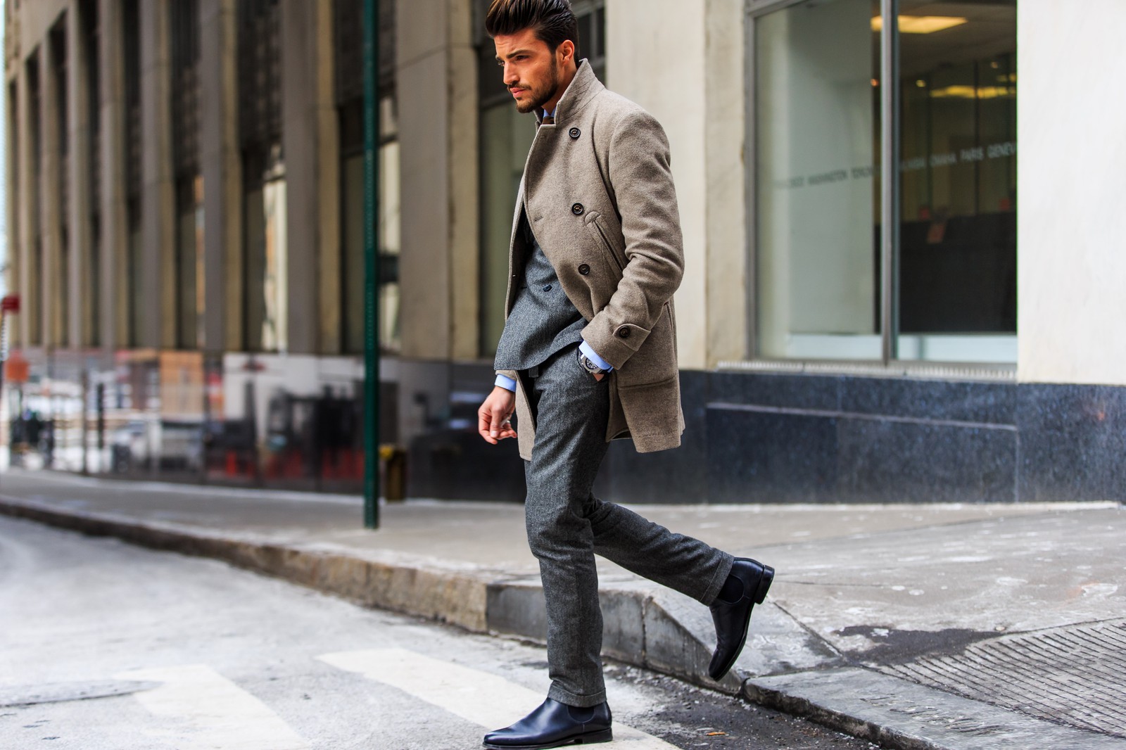 detalles atmosféricos, OTOÑO INVIERNO 2015-2016, AW 15-16, Botas negras de tobillo, blazer, OTOÑO INVIERNO 2015-2016, semana de la moda, Botas planas, foto de cuerpo entero, FW, FW 15-16, chaqueta gris, pantalones grises, pantalones grises, horizontal, hombre, mariano di vaio, NUEVA YORK, NYFW, estilo urbano, traje, look total, abrigo de lana, pantalones de lana