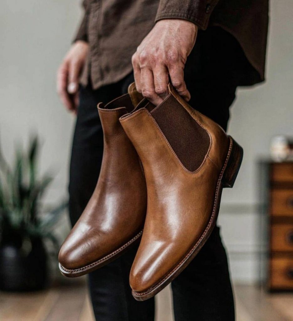 Cómo estilizar botas de tacón alto para hombres