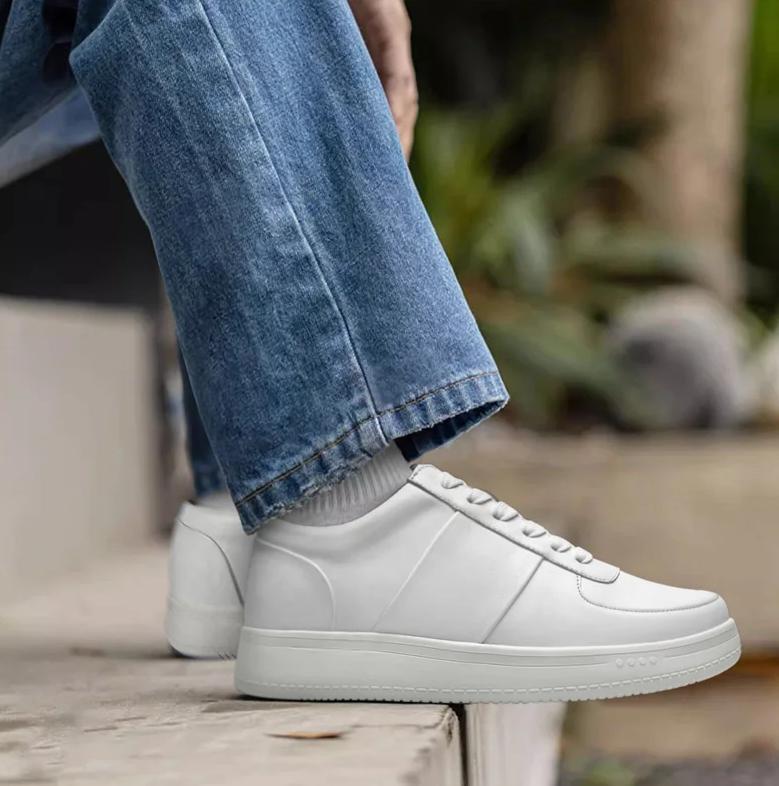Altos y a la moda: zapatillas blancas para ganar altura
