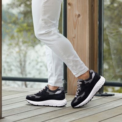 CMR CHAMARIPA Zapatillas con alzas para hombre | Deportivas negras de malla y ante 7 CM